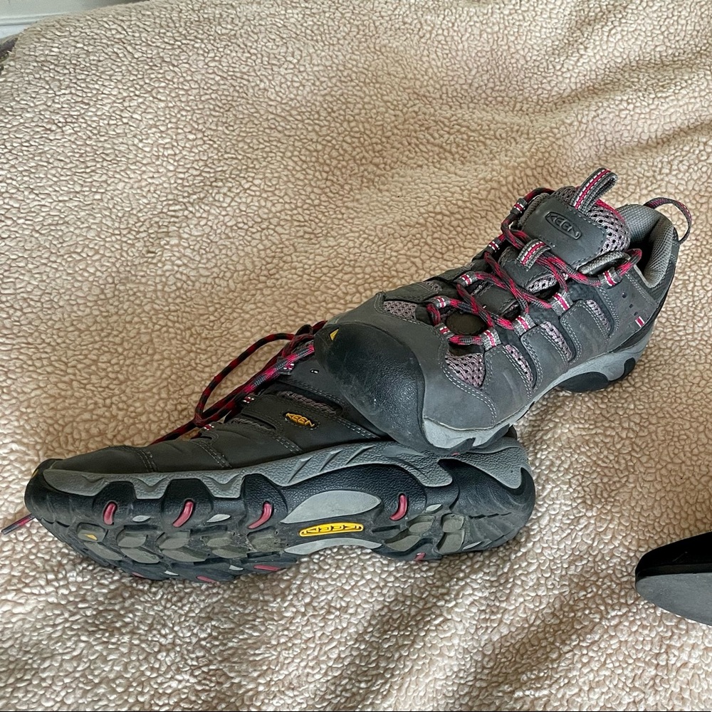 Keen Koven Womens Hiking Shoe. Sz 8